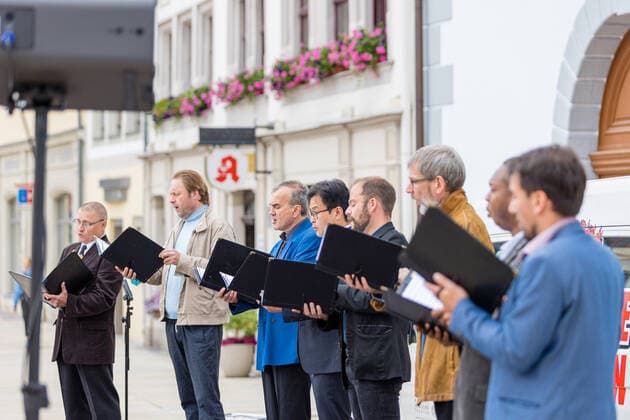 Singing! Summer! Kleines Konzert am Obermarkt Freiberg mit dem Chor des Mittelsächsischem Theater am 25.06.2021 Die Männerstimmen des Opernchor Freiberg Obermarkt Sachsen Deutschland