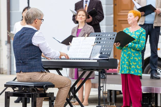 Singing! Summer! Kleines Konzert am Obermarkt Freiberg mit dem Chor des Mittelsächsischem Theater am 25.06.2021 Der Opernchor unter Leitung von Chordirektor Peter Kubisch am Klavier und als Dirigent Freiberg Obermarkt Sachsen Deutschland