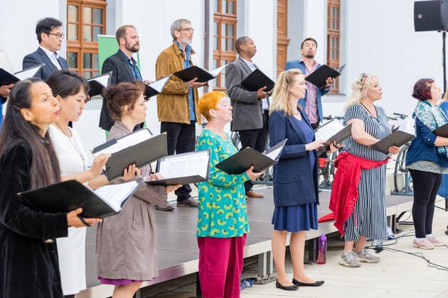 Singing! Summer! Kleines Konzert am Obermarkt Freiberg mit dem Chor des Mittelsächsischem Theater am 25.06.2021 Der Opernchor unter Leitung von Chordirektor Peter Kubisch am Klavier und als Dirigent Freiberg Obermarkt Sachsen Deutschland