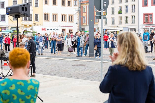 Singing! Summer! Kleines Konzert am Obermarkt Freiberg mit dem Chor des Mittelsächsischem Theater am 25.06.2021 Das Publikum auf dem Obermarkt Freiberg Obermarkt Sachsen Deutschland