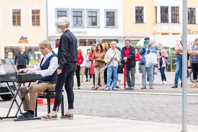 Singing! Summer! Kleines Konzert am Obermarkt Freiberg mit dem Chor des Mittelsächsischem Theater am 25.06.2021 Das Publikum auf dem Obermarkt Freiberg Obermarkt Sachsen Deutschland