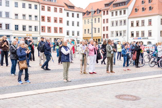 Singing! Summer! Kleines Konzert am Obermarkt Freiberg mit dem Chor des Mittelsächsischem Theater am 25.06.2021 Das Publikum auf dem Obermarkt applaudiert Freiberg Obermarkt Sachsen Deutschland