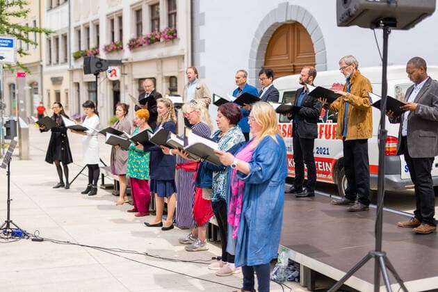 Singing! Summer! Kleines Konzert am Obermarkt Freiberg mit dem Chor des Mittelsächsischem Theater am 25.06.2021 Der Opernchor unter Leitung von Chordirektor Peter Kubisch am Klavier und als Dirigent Freiberg Obermarkt Sachsen Deutschland