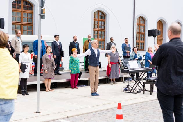 Singing! Summer! Kleines Konzert am Obermarkt Freiberg mit dem Chor des Mittelsächsischem Theater am 25.06.2021 Die abschließende Verbeugung aller Künstler Freiberg Obermarkt Sachsen Deutschland