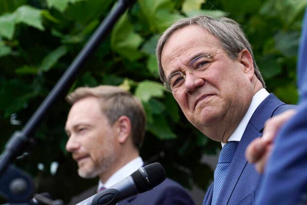 Jubilaeum der Unterzeichnung des Koalitionsvertrages zwischen CDU und FDP in Nordrhein-Westfalen Aktuell, 25.06.2021, Ministerpraesident Armin Laschet (CDU) von Nordrhein-Westfalen, CDU-Vorsitzender und Kanzlerkandidat gemeinsam mit Christian Lindner (FDP) und des Landesvorsitzenden der Freien Demokraten beim Pressestatement Jubilaeum der Unterzeichnung des Koalitionsvertrages zwischen CDU Nordrhein-Westfalen und FDP Nordrhein-Westfalen und bei der Pressekonferenz zum Jubilaeum der Unterzeichnung des Koalitionsvertrages zwischen CDU Nordrhein-Westfalen und FDP Nordrhein-Westfalen auf der Rheinwiese gegenueber dem Landtag in Duesseldorf Duesseldorf Nordrhein-Westfalen Deutschland