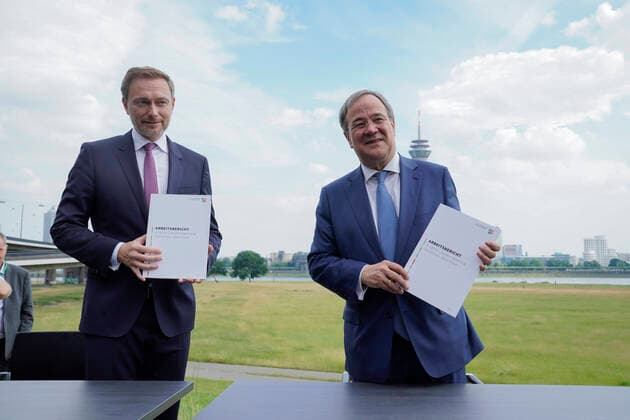 Bilder des Jahres 2021, News 06 Juni News Themen der Woche KW25 News Bilder des Tages Jubilaeum der Unterzeichnung des Koalitionsvertrages zwischen CDU und FDP in Nordrhein-Westfalen Aktuell, 25.04.2021, Berlin, Ministerpraesident Armin Laschet (CDU) von Nordrhein-Westfalen, CDU-Vorsitzender und Kanzlerkandidat gemeinsam mit Christian Lindner (FDP) und des Landesvorsitzenden der Freien Demokraten mit dem Arbeitsbericht der beiden Parteien in Haenden zum Jubilaeum der Unterzeichnung des Koalitionsvertrages zwischen CDU Nordrhein-Westfalen und FDP Nordrhein-Westfalen und bei der Pressekonferenz zum Jubilaeum der Unterzeichnung des Koalitionsvertrages zwischen CDU Nordrhein-Westfalen und FDP Nordrhein-Westfalen auf der Rheinwiese gegenueber dem Landtag in Duesseldorf Duesseldorf Nordrhein-Westfalen Deutschland *** Anniversar
