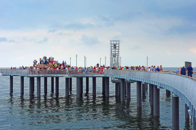 Bilder des Jahres 2021, News 06 Juni News Themen der Woche KW25 News Bilder des Tages Heute am 25.06.2021 wurde offiziell die neue Seebrücke in Koserow eröffnet. Die kosten insgesamt knapp von 7,4 Millionen Euro. Ein acht Meter hoher Glockenturm wurde auf dem Seebrückenkopf installiert, auch eine Liegelandschaft und Sitze wurden eingerichtet. (Seebad Koserow 25.06.2021) Corona *** Today on 25 06 2021 was officially opened the new pier in Koserow The total cost of just under 7.4 million euros An eight-meter high bell tower was installed on the pier head, also a sunbathing area and seats were installed Seebad Koserow 25 06 2021 Corona