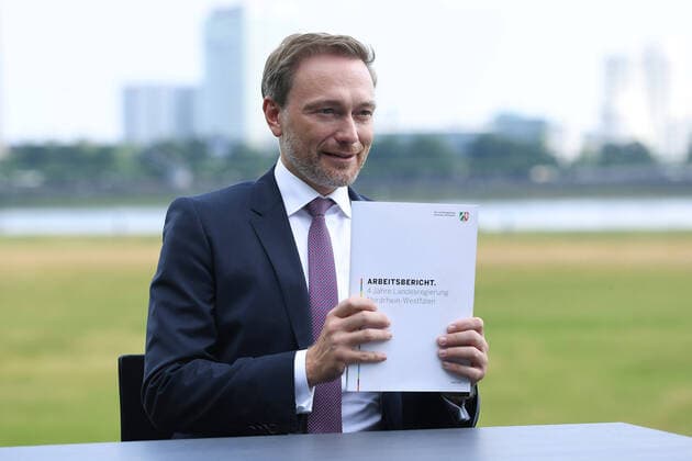 Jahrestag Unterzeichnung NRW-Koalitionsvertrag am 25.06.2021 auf der Rheinwiese vor der DJH in Düsseldorf Christian Lindner, Fraktionsvorsitzender und Parteivorsitzender der FDP, spricht während einer Pressekonferenz. Zum Jubiläum der Unterzeichnung des Koalitionsvertrages zwischen der CDU Nordrhein-Westfalen und der FDP Nordrhein-Westfalen trafen sich Laschet und Lindner.