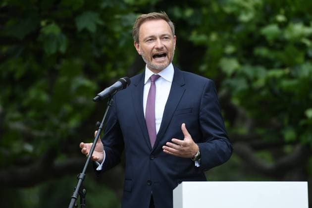 Jahrestag Unterzeichnung NRW-Koalitionsvertrag am 25.06.2021 auf der Rheinwiese vor der DJH in Düsseldorf Christian Lindner, Fraktionsvorsitzender und Parteivorsitzender der FDP, spricht während einer Pressekonferenz. Zum Jubiläum der Unterzeichnung des Koalitionsvertrages zwischen der CDU Nordrhein-Westfalen und der FDP Nordrhein-Westfalen trafen sich Laschet und Lindner.