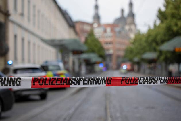 Bilder des Jahres 2021, News 06 Juni News Themen der Woche KW25 Wuerzburg, Innenstadt, 25.06.2021, Amoklauf in Wuerzburg mit drei Toten und Schwerverletzten Bild: Absperrungen in Wuerzburg *** Wuerzburg, city center, 25 06 2021, rampage in Wuerzburg with three dead and seriously injured picture barriers in Wuerzburg Copyright: HMBxMedia xHeikoxBecker