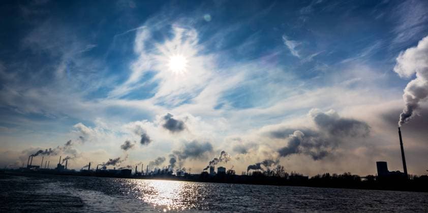 IMAGO Nature: Unsere Erde, Umweltverträgliche Herausforderungen, Kohlendioxid Rauchende Schlote auf einem Industriegelände. Symbolbild Umwelt McPWOD *** Smoking chimneys on an industrial site symbol image environment McPWOD McPWOD