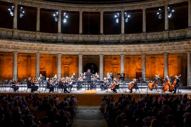 Finland s Klaus Mäkelä (C) conducts the Ciudad de Granada orchestra as part of Granada s Music and Dance International Festival at the Alhambra s Carlos 5th Palace in Granada, southern Spain, 25 June 2021. GRANADA S mUSIC AND DANCE INTERNATIONAL FESTIVAL !ACHTUNG: NUR REDAKTIONELLE NUTZUNG!  Copyright: xMiguelxAngelxMolinax GRAF8181 20210625-52be19d9df722623a592cdbabf2f0e44a37ec2df