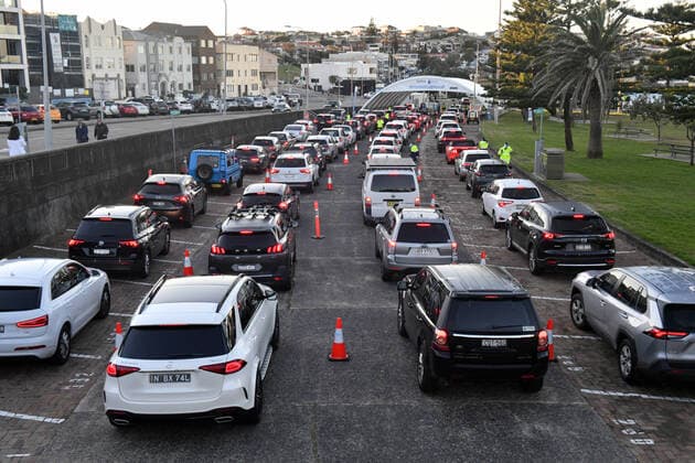 News Bilder des Tages NSW CORONAVIRUS COVID19, Members of the public wait to be tested for Covid-19 at a pop up clinic at Bondi Beach in Sydney, Saturday, June 26, 2021. NSW premier Gladys Berejiklian says people who live or work in City of Sydney, Woollahra, Randwick and Waverley local government areas must stay at home for at least a week. ( NO ARCHIVING, EDITORIAL USE ONLY, NO USE IN BOOKS WITHOUT CONSENT SYDNEY NSW AUSTRALIA  Copyright: xMICKxTSIKASx 20210626001552589964