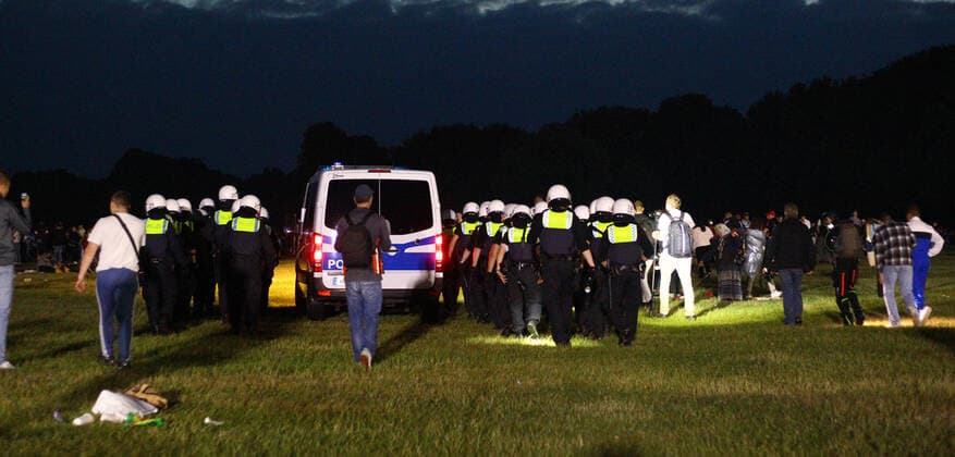 In der Nacht von Freitag auf Samstag haben erneut Tausende von Jugendlichen im Hamburger Stadtpark gefeiert und dabei Corona-Auflagen wie die Abstandsregel weitgehend missachtet. Die Polizei war mit einem großen Aufgebot vor Ort. Als die Beamten eingriffen, wurden sie teilweise mit Gegenständen beworfen. Die Stimmung unter den teilweise stark alkoholisierten Jugendlichen war phasenweise sehr aggressiv. Winterhude Hamburg