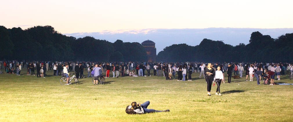 In der Nacht von Freitag auf Samstag haben erneut Tausende von Jugendlichen im Hamburger Stadtpark gefeiert und dabei Corona-Auflagen wie die Abstandsregel weitgehend missachtet. Die Polizei war mit einem großen Aufgebot vor Ort. Als die Beamten eingriffen, wurden sie teilweise mit Gegenständen beworfen. Die Stimmung unter den teilweise stark alkoholisierten Jugendlichen war phasenweise sehr aggressiv. Winterhude Hamburg