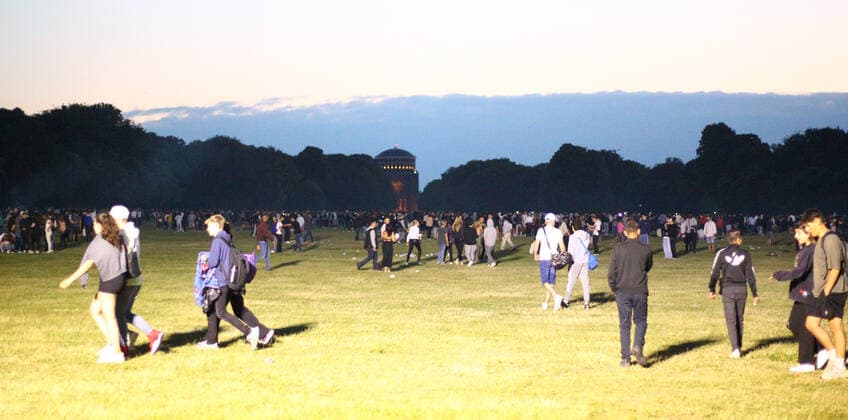 In der Nacht von Freitag auf Samstag haben erneut Tausende von Jugendlichen im Hamburger Stadtpark gefeiert und dabei Corona-Auflagen wie die Abstandsregel weitgehend missachtet. Die Polizei war mit einem großen Aufgebot vor Ort. Als die Beamten eingriffen, wurden sie teilweise mit Gegenständen beworfen. Die Stimmung unter den teilweise stark alkoholisierten Jugendlichen war phasenweise sehr aggressiv. Winterhude Hamburg