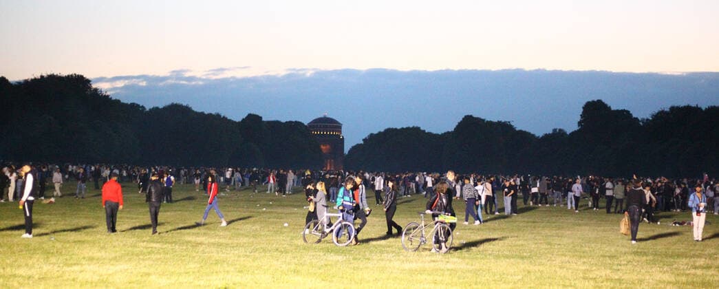 In der Nacht von Freitag auf Samstag haben erneut Tausende von Jugendlichen im Hamburger Stadtpark gefeiert und dabei Corona-Auflagen wie die Abstandsregel weitgehend missachtet. Die Polizei war mit einem großen Aufgebot vor Ort. Als die Beamten eingriffen, wurden sie teilweise mit Gegenständen beworfen. Die Stimmung unter den teilweise stark alkoholisierten Jugendlichen war phasenweise sehr aggressiv. Winterhude Hamburg