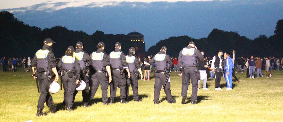 In der Nacht von Freitag auf Samstag haben erneut Tausende von Jugendlichen im Hamburger Stadtpark gefeiert und dabei Corona-Auflagen wie die Abstandsregel weitgehend missachtet. Die Polizei war mit einem großen Aufgebot vor Ort. Als die Beamten eingriffen, wurden sie teilweise mit Gegenständen beworfen. Die Stimmung unter den teilweise stark alkoholisierten Jugendlichen war phasenweise sehr aggressiv. Winterhude Hamburg