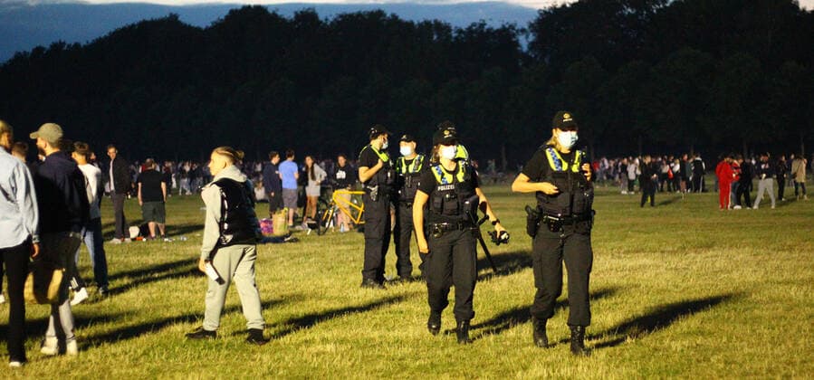 In der Nacht von Freitag auf Samstag haben erneut Tausende von Jugendlichen im Hamburger Stadtpark gefeiert und dabei Corona-Auflagen wie die Abstandsregel weitgehend missachtet. Die Polizei war mit einem großen Aufgebot vor Ort. Als die Beamten eingriffen, wurden sie teilweise mit Gegenständen beworfen. Die Stimmung unter den teilweise stark alkoholisierten Jugendlichen war phasenweise sehr aggressiv. Winterhude Hamburg