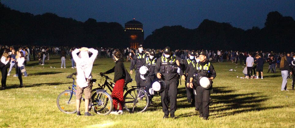 In der Nacht von Freitag auf Samstag haben erneut Tausende von Jugendlichen im Hamburger Stadtpark gefeiert und dabei Corona-Auflagen wie die Abstandsregel weitgehend missachtet. Die Polizei war mit einem großen Aufgebot vor Ort. Als die Beamten eingriffen, wurden sie teilweise mit Gegenständen beworfen. Die Stimmung unter den teilweise stark alkoholisierten Jugendlichen war phasenweise sehr aggressiv. Winterhude Hamburg