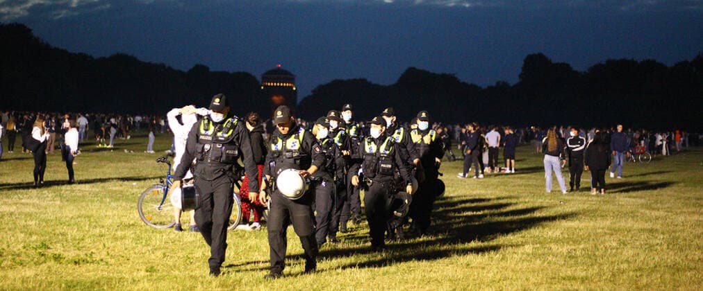 In der Nacht von Freitag auf Samstag haben erneut Tausende von Jugendlichen im Hamburger Stadtpark gefeiert und dabei Corona-Auflagen wie die Abstandsregel weitgehend missachtet. Die Polizei war mit einem großen Aufgebot vor Ort. Als die Beamten eingriffen, wurden sie teilweise mit Gegenständen beworfen. Die Stimmung unter den teilweise stark alkoholisierten Jugendlichen war phasenweise sehr aggressiv. Winterhude Hamburg