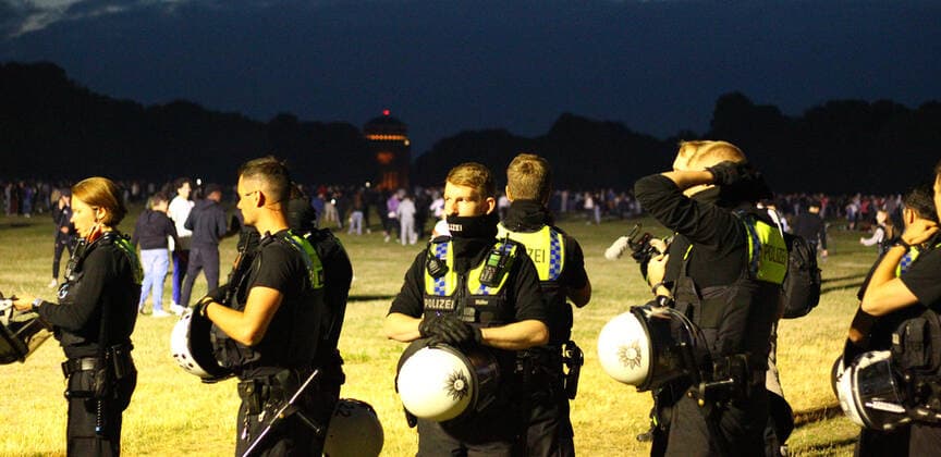 In der Nacht von Freitag auf Samstag haben erneut Tausende von Jugendlichen im Hamburger Stadtpark gefeiert und dabei Corona-Auflagen wie die Abstandsregel weitgehend missachtet. Die Polizei war mit einem großen Aufgebot vor Ort. Als die Beamten eingriffen, wurden sie teilweise mit Gegenständen beworfen. Die Stimmung unter den teilweise stark alkoholisierten Jugendlichen war phasenweise sehr aggressiv. Winterhude Hamburg