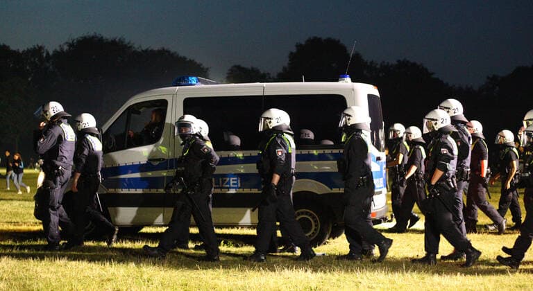 In der Nacht von Freitag auf Samstag haben erneut Tausende von Jugendlichen im Hamburger Stadtpark gefeiert und dabei Corona-Auflagen wie die Abstandsregel weitgehend missachtet. Die Polizei war mit einem großen Aufgebot vor Ort. Als die Beamten eingriffen, wurden sie teilweise mit Gegenständen beworfen. Die Stimmung unter den teilweise stark alkoholisierten Jugendlichen war phasenweise sehr aggressiv. Winterhude Hamburg