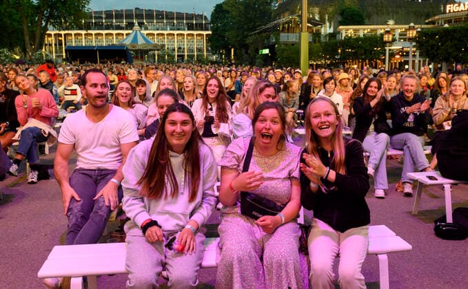 Et begejstret publikum til danske Christopher der spiller op til Havefest paa Plaenen i Tivoli fredag den 25. juni 2021 med siddende publikum delt op i to sektioner. Havefest afloeser Fredagsrock, der er aflyst paa grund af Covid-19 Coronakrisen. , Copenhagen Copyright: TorbenxChristensen TorbenxChristensenx COP333 spdk20210626-010143-L