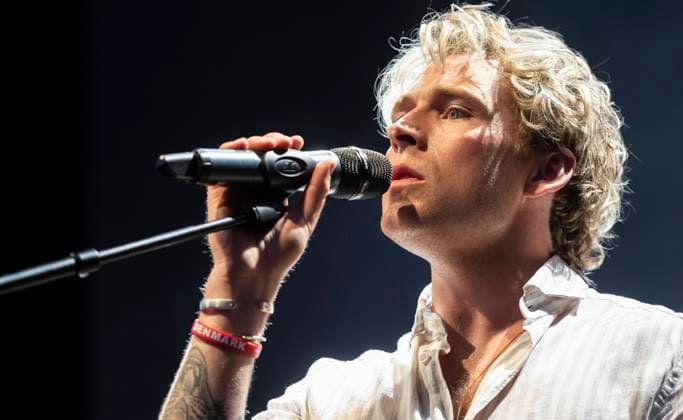 Danske Christopher spiller op til Havefest paa Plaenen i Tivoli fredag den 25. juni 2021 med siddende publikum delt op i to sektioner. Havefest afloeser Fredagsrock, der er aflyst paa grund af Covid-19 Coronakrisen. , Copenhagen Copyright: TorbenxChristensen TorbenxChristensenx COP333 spdk20210626-010147-L