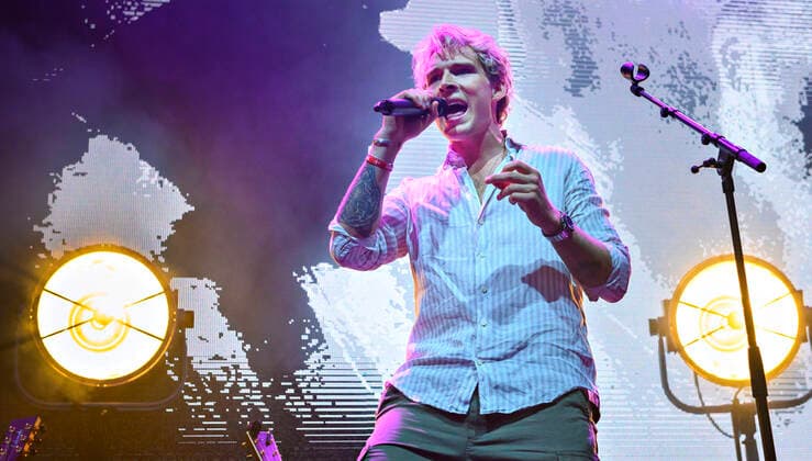 Entertainment Bilder des Tages Danske Christopher spiller op til Havefest paa Plaenen i Tivoli fredag den 25. juni 2021 med siddende publikum delt op i to sektioner. Havefest afloeser Fredagsrock, der er aflyst paa grund af Covid-19 Coronakrisen. , Copenhagen Copyright: TorbenxChristensen TorbenxChristensenx COP333 spdk20210626-010210-L