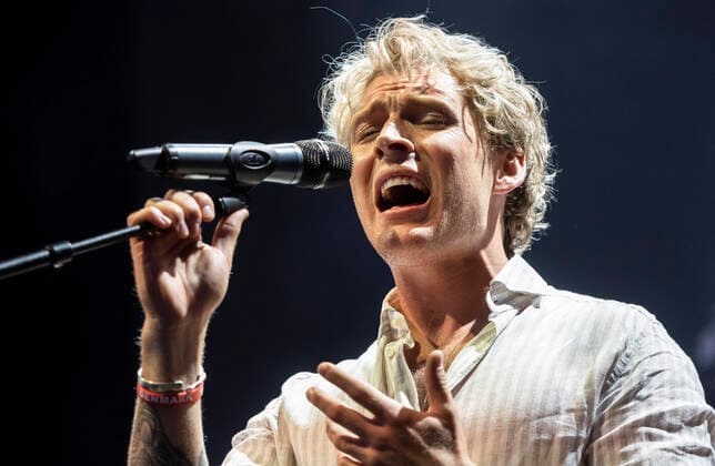Danske Christopher spiller op til Havefest paa Plaenen i Tivoli fredag den 25. juni 2021 med siddende publikum delt op i to sektioner. Havefest afloeser Fredagsrock, der er aflyst paa grund af Covid-19 Coronakrisen. , Copenhagen Copyright: TorbenxChristensen TorbenxChristensenx COP333 spdk20210626-010242-L
