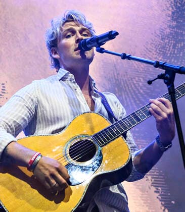 Danske Christopher spiller op til Havefest paa Plaenen i Tivoli fredag den 25. juni 2021 med siddende publikum delt op i to sektioner. Havefest afloeser Fredagsrock, der er aflyst paa grund af Covid-19 Coronakrisen. , Copenhagen Copyright: TorbenxChristensen TorbenxChristensenx COP333 spdk20210626-010247-L
