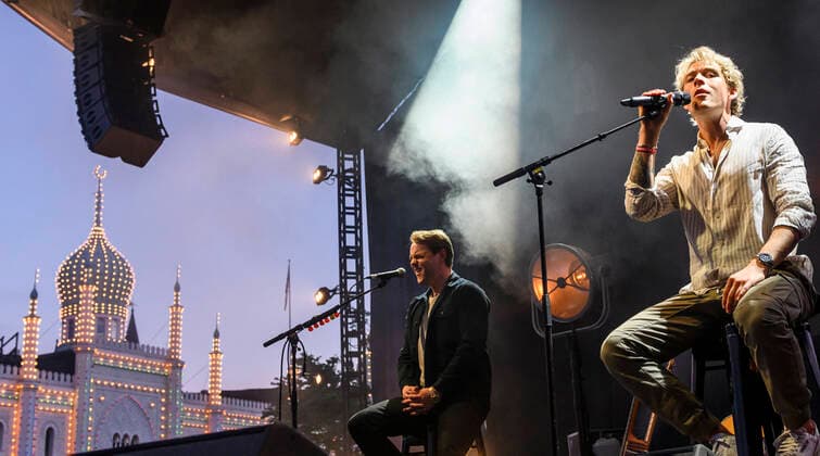 Danske Christopher spiller op til Havefest paa Plaenen i Tivoli fredag den 25. juni 2021 med siddende publikum delt op i to sektioner. Havefest afloeser Fredagsrock, der er aflyst paa grund af Covid-19 Coronakrisen. , Copenhagen Copyright: TorbenxChristensen TorbenxChristensenx COP333 spdk20210626-010251-L
