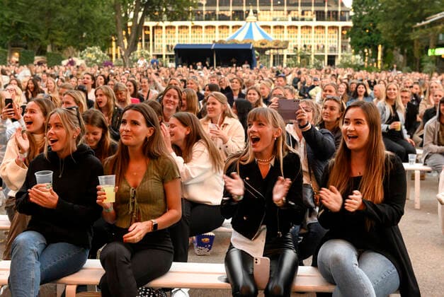 Et begejstret publikum til danske Christopher der spiller op til Havefest paa Plaenen i Tivoli fredag den 25. juni 2021 med siddende publikum delt op i to sektioner. Havefest afloeser Fredagsrock, der er aflyst paa grund af Covid-19 Coronakrisen. , Copenhagen Copyright: TorbenxChristensen TorbenxChristensenx COP333 spdk20210626-010300-L