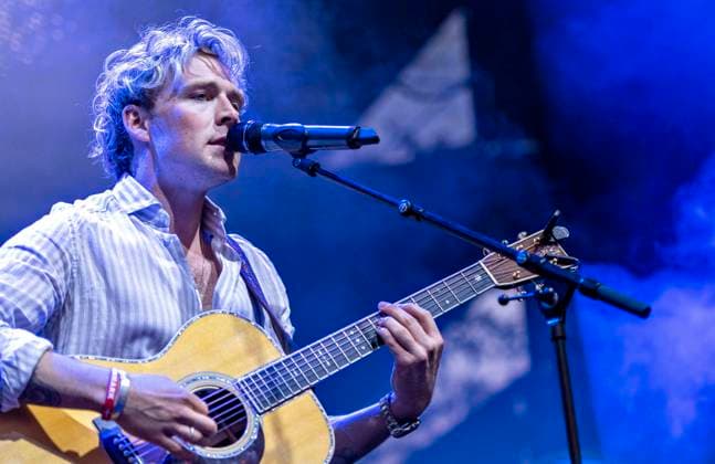 Danske Christopher spiller op til Havefest paa Plaenen i Tivoli fredag den 25. juni 2021 med siddende publikum delt op i to sektioner. Havefest afloeser Fredagsrock, der er aflyst paa grund af Covid-19 Coronakrisen. , Copenhagen Copyright: TorbenxChristensen TorbenxChristensenx COP333 spdk20210626-010315-L
