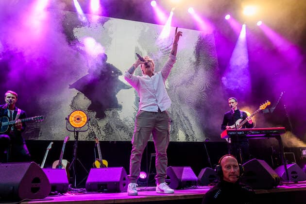 Danske Christopher spiller op til Havefest paa Plaenen i Tivoli fredag den 25. juni 2021 med siddende publikum delt op i to sektioner. Havefest afloeser Fredagsrock, der er aflyst paa grund af Covid-19 Coronakrisen. , Copenhagen Copyright: TorbenxChristensen TorbenxChristensenx COP333 spdk20210626-010335-L