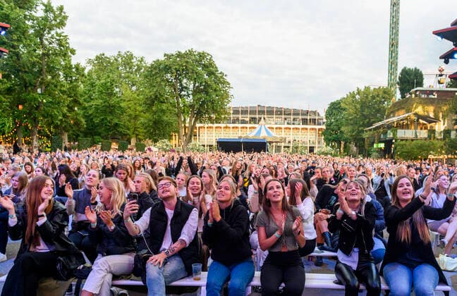 Entertainment Bilder des Tages Et begejstret publikum til danske Christopher der spiller op til Havefest paa Plaenen i Tivoli fredag den 25. juni 2021 med siddende publikum delt op i to sektioner. Havefest afloeser Fredagsrock, der er aflyst paa grund af Covid-19 Coronakrisen. , Copenhagen Copyright: TorbenxChristensen TorbenxChristensenx COP333 spdk20210626-010340-L