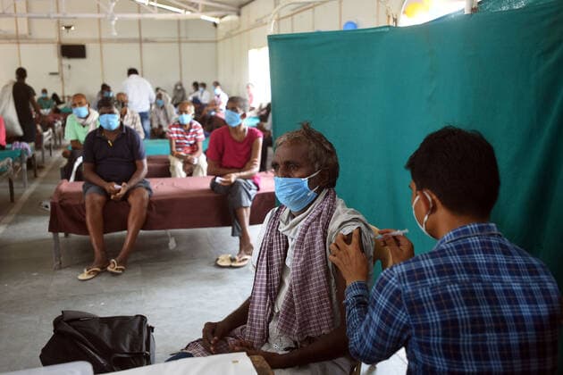 News Bilder des Tages New Delhi, India - June 25, 2021: Homeless people being inoculated against Covid-19 during a vaccination drive at a shelter, near Kashmere Gate, in New Delhi, India, on Friday, June 25, 2021. (Photo by Amal KS Hindustan Times) Covid Vaccination Camp For Homeless