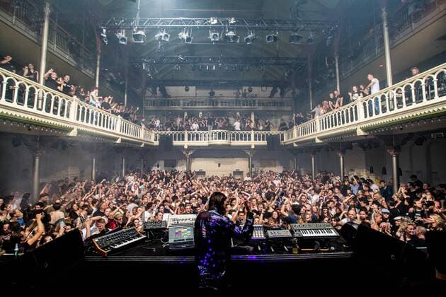 Bilder des Jahres 2021, Entertainment 06 Juni Entertainment Themen der Woche KW25 AMSTERDAM - Dj Reinier Zonneveld during a performance in Paradiso. The pop stage reopens its doors at full capacity. Inside, visitors do not have to keep 1.5 meters away. ANP PAUL BERGEN *** AMSTERDAM Dj Reinier Zonneveld during a performance in Paradiso The pop stage reopens its doors at full capacity Inside, visitors do not have to keep 1 5 meters away ANP PAUL BERGEN  Copyright: xHollandsexHoogtex xxANPx x433047013x