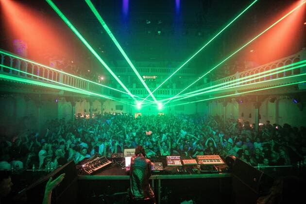 AMSTERDAM - Dj Reinier Zonneveld during a performance in Paradiso. The pop stage reopens its doors at full capacity. Inside, visitors do not have to keep 1.5 meters away. ANP PAUL BERGEN Copyright: xHollandsexHoogtex xxANPx x433047014x