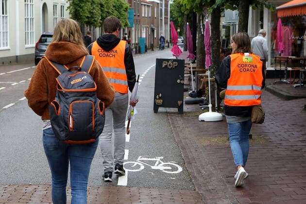 Sogenannte Corona Coaches kontrollieren die Abstandsregeln wegen der Coronapandemie in der Fußgängerzone in Domburg ( Zeeland Walcheren Niederlande ). In den Niederlanden wurden am 26. Juni 2021 die Coronabeschränkungen fast komplett aufgehoben. Maskenpflicht gilt nur noch im ÖPNV. Corona Coaches in Domburg ( NL )