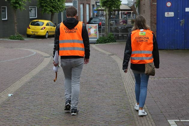 Sogenannte Corona Coaches kontrollieren die Abstandsregeln wegen der Coronapandemie in der Fußgängerzone in Domburg ( Zeeland Walcheren Niederlande ). In den Niederlanden wurden am 26. Juni 2021 die Coronabeschränkungen fast komplett aufgehoben. Maskenpflicht gilt nur noch im ÖPNV. Corona Coaches in Domburg ( NL )