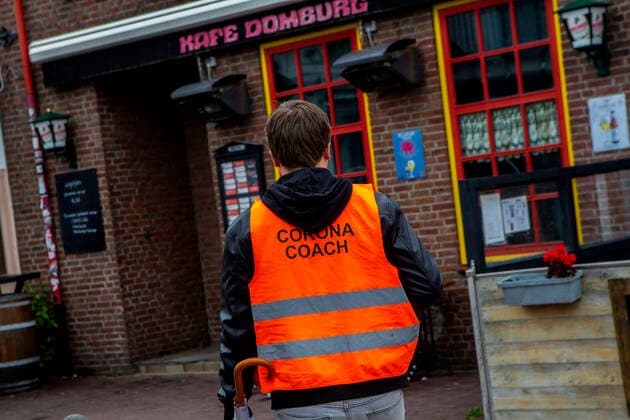 Sogenannte Corona Coaches kontrollieren die Abstandsregeln wegen der Coronapandemie in der Fußgängerzone in Domburg ( Zeeland Walcheren Niederlande ). In den Niederlanden wurden am 26. Juni 2021 die Coronabeschränkungen fast komplett aufgehoben. Maskenpflicht gilt nur noch im ÖPNV. Corona Coaches in Domburg ( NL )