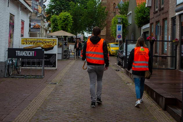 Sogenannte Corona Coaches kontrollieren die Abstandsregeln wegen der Coronapandemie in der Fußgängerzone in Domburg ( Zeeland Walcheren Niederlande ). In den Niederlanden wurden am 26. Juni 2021 die Coronabeschränkungen fast komplett aufgehoben. Maskenpflicht gilt nur noch im ÖPNV. Corona Coaches in Domburg ( NL )