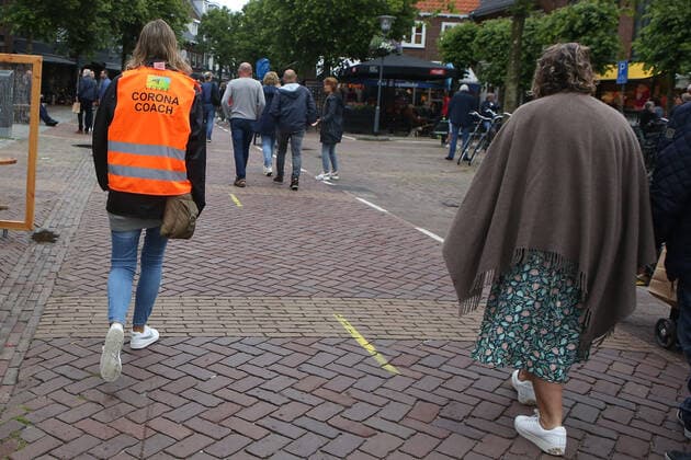 Sogenannte Corona Coaches kontrollieren die Abstandsregeln wegen der Coronapandemie in der Fußgängerzone in Domburg ( Zeeland Walcheren Niederlande ). In den Niederlanden wurden am 26. Juni 2021 die Coronabeschränkungen fast komplett aufgehoben. Maskenpflicht gilt nur noch im ÖPNV. Corona Coaches in Domburg ( NL )