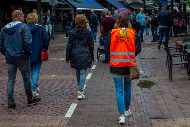Sogenannte Corona Coaches kontrollieren die Abstandsregeln wegen der Coronapandemie in der Fußgängerzone in Domburg ( Zeeland Walcheren Niederlande ). In den Niederlanden wurden am 26. Juni 2021 die Coronabeschränkungen fast komplett aufgehoben. Maskenpflicht gilt nur noch im ÖPNV. Corona Coaches in Domburg ( NL )