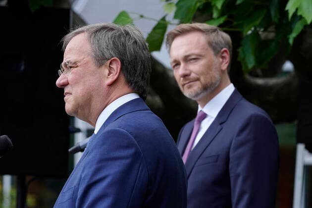 Jubilaeum der Unterzeichnung des Koalitionsvertrages zwischen CDU und FDP in Nordrhein-Westfalen Aktuell, 25.06.2021, Duesseldorf, Ministerpraesident Armin Laschet (CDU) von Nordrhein-Westfalen, CDU-Vorsitzender und Kanzlerkandidat gemeinsam mit Christian Lindner Bundesvorsitzender der Freien Demokraten (FDP) und Vorsitzender der Fraktion der Freien Demokraten im Deutschen Bundestag beim Pressestatement zum Jubilaeum der Unterzeichnung des Koalitionsvertrages zwischen CDU Nordrhein-Westfalen und FDP Nordrhein-Westfalen auf der Rheinwiese gegenueber dem Landtag in Duesseldorf Duesseldorf DJH Jugendherberge Duesseldorf Nordrhein-Westfalen Deutschland