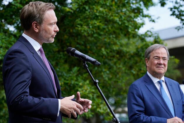 Jubilaeum der Unterzeichnung des Koalitionsvertrages zwischen CDU und FDP in Nordrhein-Westfalen Aktuell, 25.06.2021, Duesseldorf, Ministerpraesident Armin Laschet (CDU) von Nordrhein-Westfalen, CDU-Vorsitzender und Kanzlerkandidat gemeinsam mit Christian Lindner Bundesvorsitzender der Freien Demokraten (FDP) und Vorsitzender der Fraktion der Freien Demokraten im Deutschen Bundestag beim Pressestatement zum Jubilaeum der Unterzeichnung des Koalitionsvertrages zwischen CDU Nordrhein-Westfalen und FDP Nordrhein-Westfalen auf der Rheinwiese gegenueber dem Landtag in Duesseldorf Duesseldorf DJH Jugendherberge Duesseldorf Nordrhein-Westfalen Deutschland