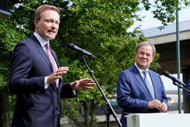 Jubilaeum der Unterzeichnung des Koalitionsvertrages zwischen CDU und FDP in Nordrhein-Westfalen Aktuell, 25.06.2021, Duesseldorf, Ministerpraesident Armin Laschet (CDU) von Nordrhein-Westfalen, CDU-Vorsitzender und Kanzlerkandidat gemeinsam mit Christian Lindner Bundesvorsitzender der Freien Demokraten (FDP) und Vorsitzender der Fraktion der Freien Demokraten im Deutschen Bundestag beim Pressestatement zum Jubilaeum der Unterzeichnung des Koalitionsvertrages zwischen CDU Nordrhein-Westfalen und FDP Nordrhein-Westfalen auf der Rheinwiese gegenueber dem Landtag in Duesseldorf Duesseldorf DJH Jugendherberge Duesseldorf Nordrhein-Westfalen Deutschland