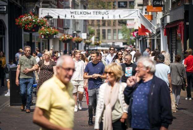 UTRECHT - Shoppers without a mask in the center of the city. The mask obligation has been canceled, except in public transport and at airports. ANP JEROEN JUMELET Copyright: xHollandsexHoogtex xxANPx x433054389x